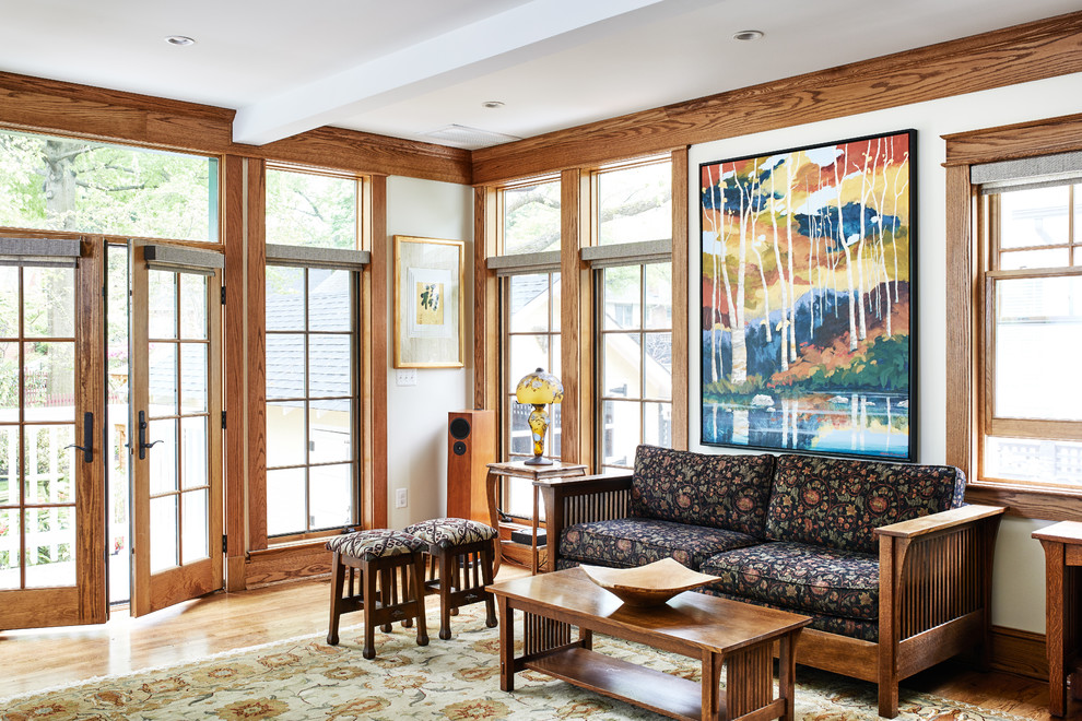 Mittelgroßes, Offenes Rustikales Wohnzimmer mit weißer Wandfarbe, braunem Holzboden und braunem Boden in Washington, D.C.