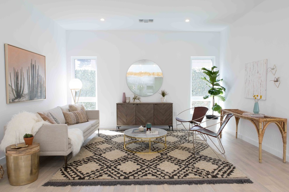 Modernes Wohnzimmer mit weißer Wandfarbe, hellem Holzboden und beigem Boden in Los Angeles