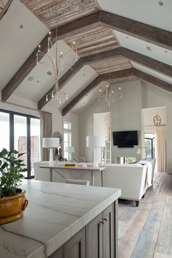 Idee per un grande soggiorno stile marino aperto con sala formale, pareti bianche, pavimento in legno verniciato e TV a parete