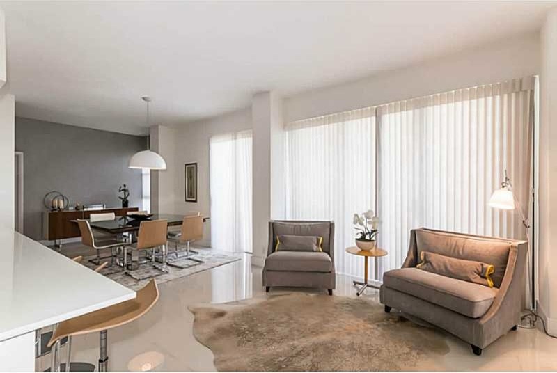 Стильный дизайн: парадная, открытая гостиная комната среднего размера в современном стиле с белыми стенами, полом из керамогранита, бежевым полом и отдельно стоящим телевизором без камина - последний тренд