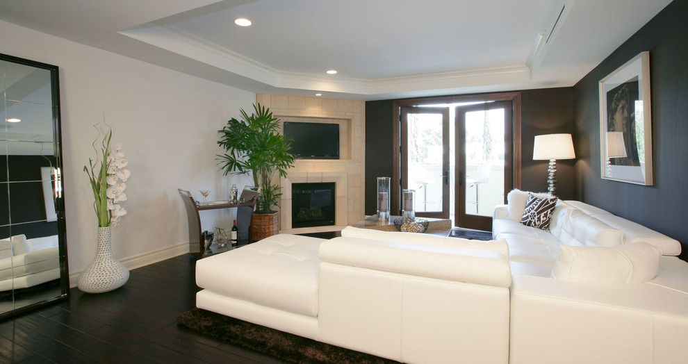 This is an example of a contemporary living room in Los Angeles.