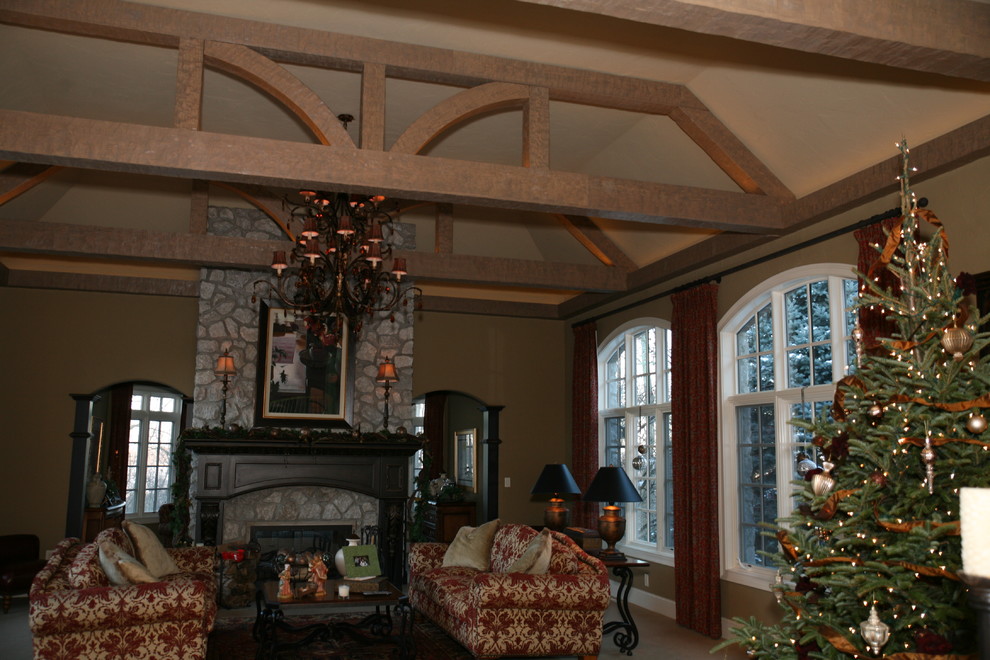 Foto de salón para visitas cerrado rústico con paredes beige, moqueta, chimenea de doble cara y marco de chimenea de piedra