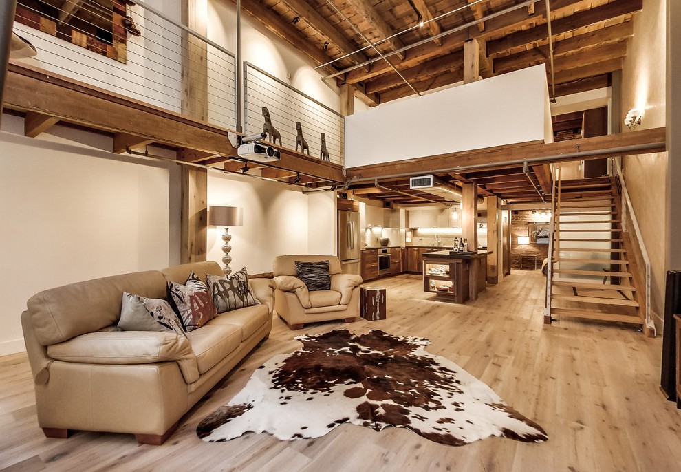 Großes, Offenes Industrial Wohnzimmer mit weißer Wandfarbe und hellem Holzboden in San Francisco