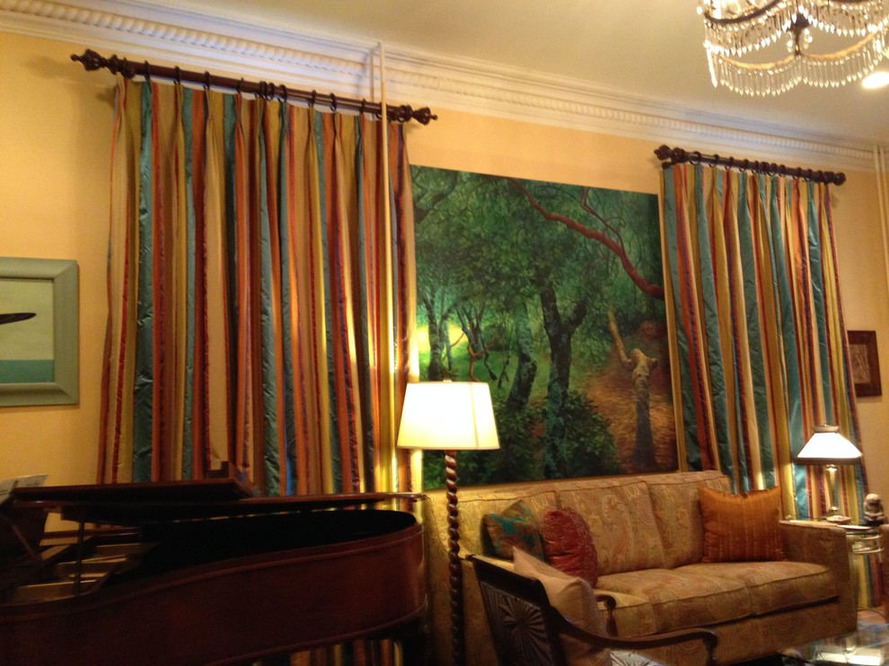 Пример оригинального дизайна: парадная, изолированная гостиная комната среднего размера в стиле неоклассика (современная классика)
