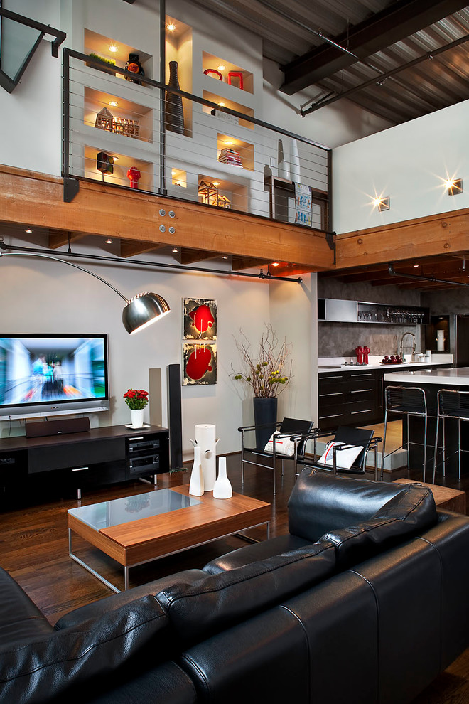 Пример оригинального дизайна: парадная, открытая гостиная комната в стиле лофт с белыми стенами, паркетным полом среднего тона и телевизором на стене