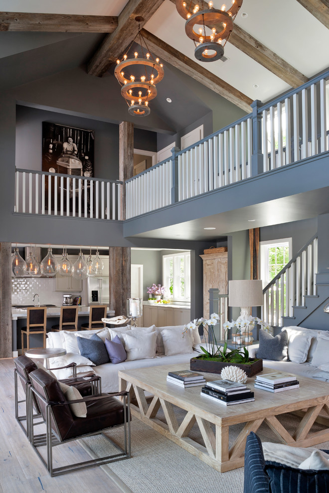 Großes, Offenes, Repräsentatives Maritimes Wohnzimmer ohne Kamin mit hellem Holzboden und grauer Wandfarbe in Charlotte