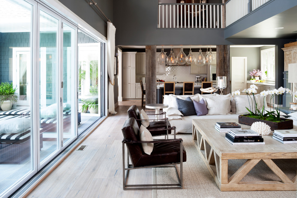 Großes, Offenes Maritimes Wohnzimmer mit hellem Holzboden und grauer Wandfarbe in Charlotte