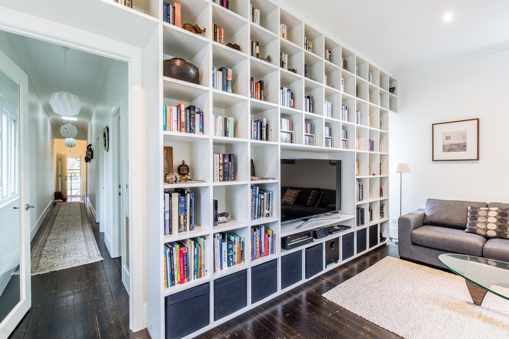 Foto di un grande soggiorno design aperto con libreria, TV autoportante, pareti bianche, parquet scuro e nessun camino