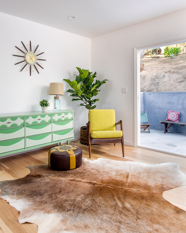 Источник вдохновения для домашнего уюта: изолированная гостиная комната среднего размера в стиле ретро с белыми стенами и светлым паркетным полом