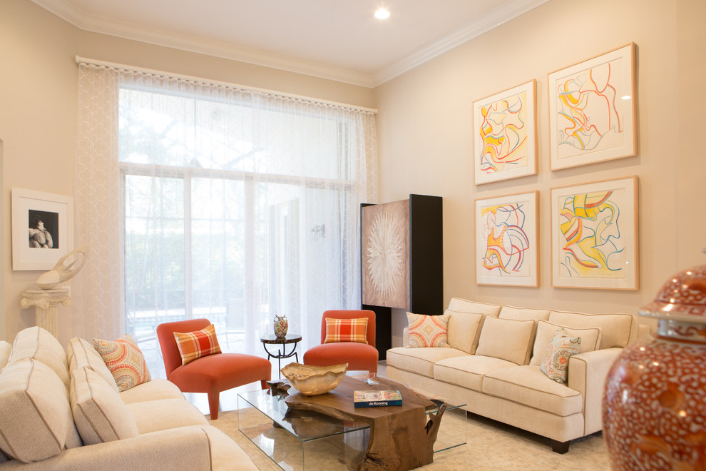 Imagen de salón para visitas abierto actual grande sin chimenea con paredes beige, suelo de madera clara y suelo beige