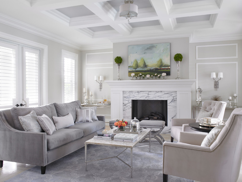 Repräsentatives, Fernseherloses Klassisches Wohnzimmer mit grauer Wandfarbe, Kamin und Kaminumrandung aus Stein in Miami
