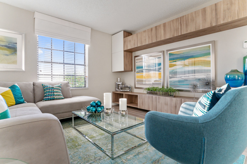 Modernes Wohnzimmer mit grauer Wandfarbe, braunem Holzboden und braunem Boden in Miami
