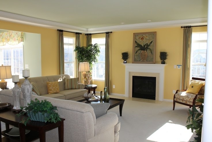 Exemple d'un salon chic de taille moyenne et ouvert avec un mur jaune, moquette, une cheminée standard, un manteau de cheminée en bois et aucun téléviseur.