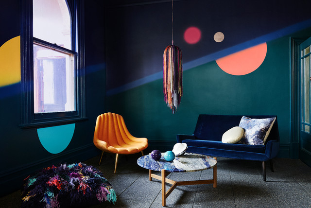 シックにカムバックした、80年代インテリアの新しい取り入れ方 Houzz (ハウズ)