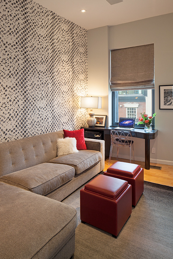 Immagine di un soggiorno minimal di medie dimensioni e chiuso con pareti grigie, pavimento in legno massello medio, TV a parete e nessun camino