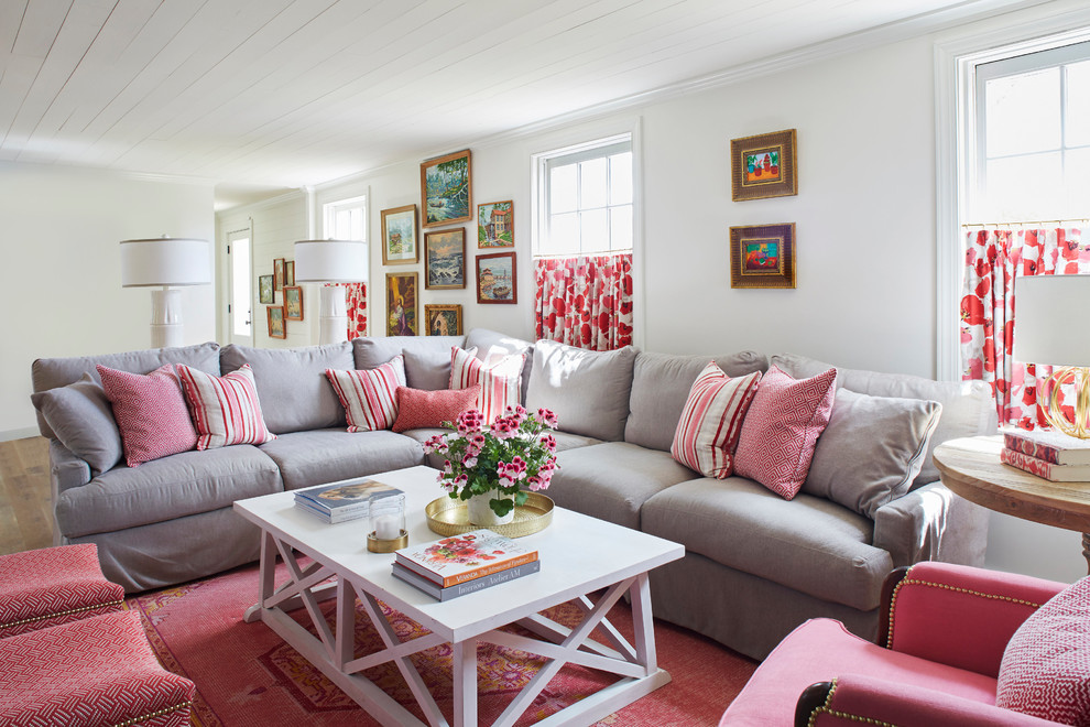 Inspiration för klassiska vardagsrum, med vita väggar, heltäckningsmatta och rött golv