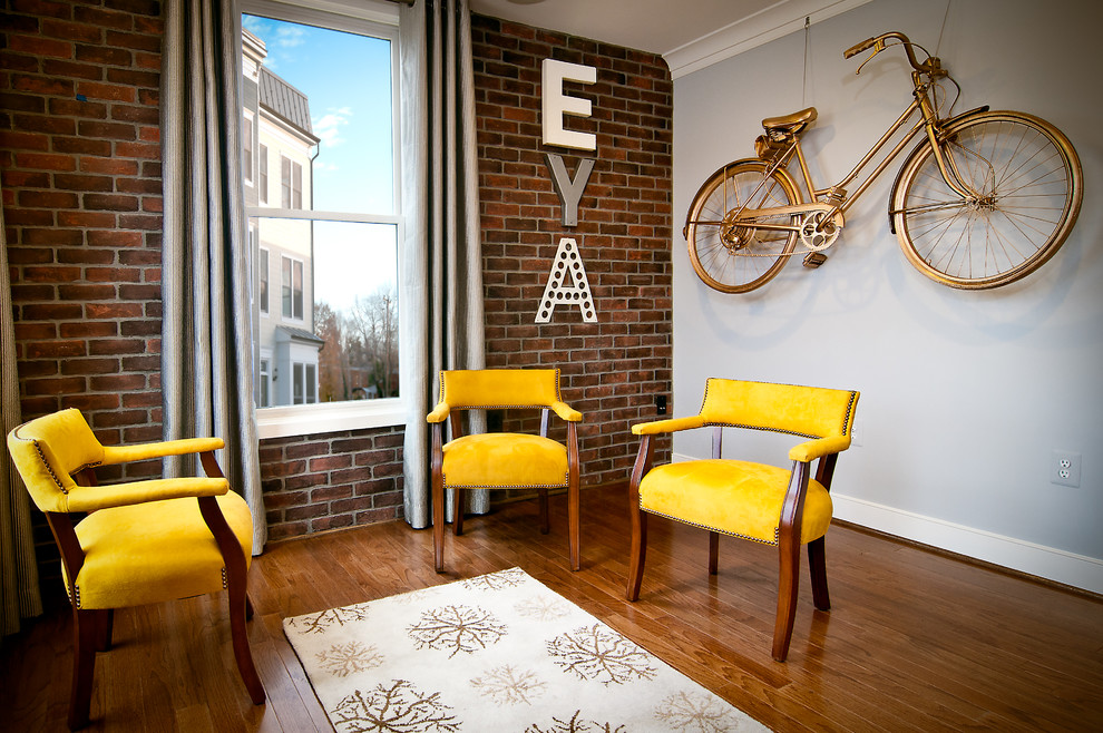 Modernes Wohnzimmer mit grauer Wandfarbe und braunem Holzboden in Washington, D.C.