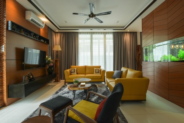 Großes, Repräsentatives Asiatisches Wohnzimmer mit brauner Wandfarbe, Keramikboden, TV-Wand und beigem Boden in Sonstige