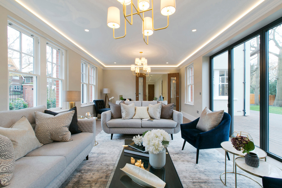 Immagine di un grande soggiorno classico con pareti beige, parquet chiaro, stufa a legna e pavimento beige
