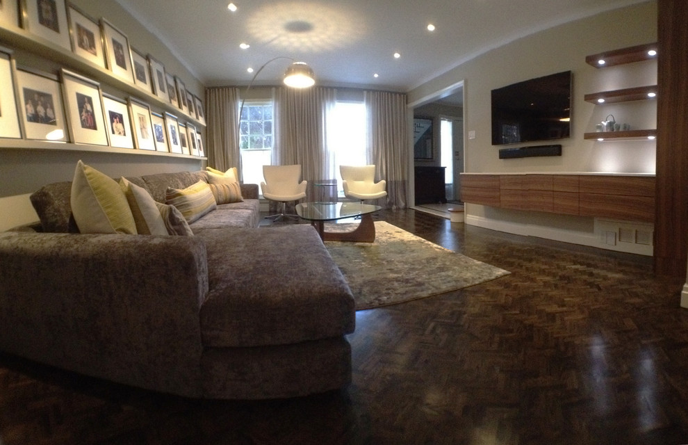 Immagine di un soggiorno classico di medie dimensioni e chiuso con pareti beige, parquet scuro, nessun camino, TV a parete e pavimento marrone