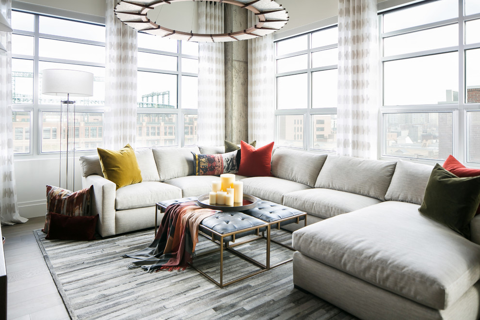 Mittelgroßes, Offenes Industrial Wohnzimmer ohne Kamin mit Hausbar, weißer Wandfarbe, braunem Holzboden, TV-Wand und grauem Boden in Denver