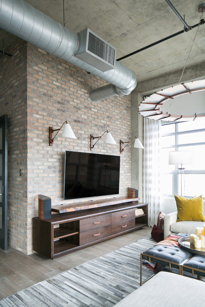 Mittelgroßes, Offenes Industrial Wohnzimmer ohne Kamin mit Hausbar, weißer Wandfarbe, braunem Holzboden, TV-Wand und grauem Boden in Denver