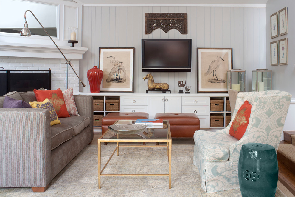 Esempio di un soggiorno design con TV a parete e tappeto