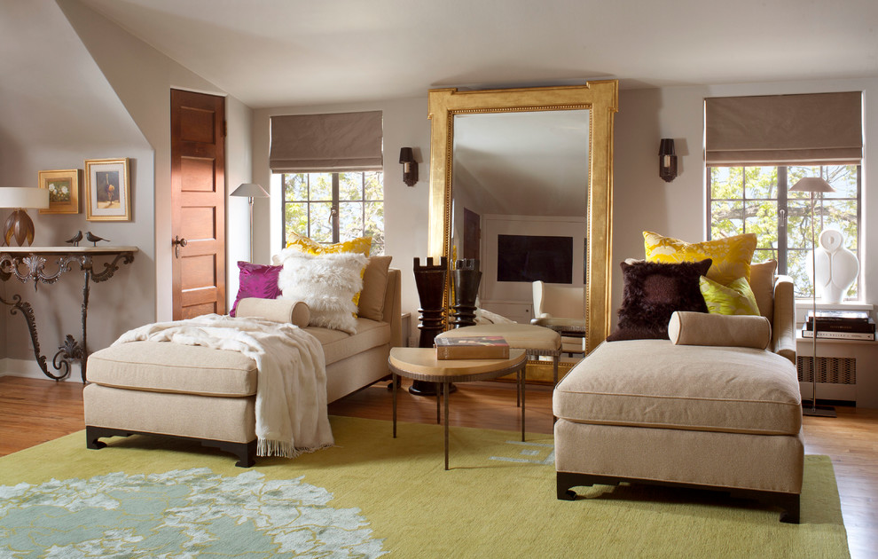 Immagine di un soggiorno boho chic chiuso con sala formale, pareti beige e pavimento in legno massello medio