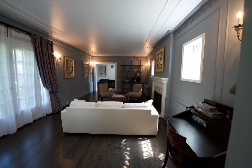 На фото: большая парадная, изолированная гостиная комната в стиле неоклассика (современная классика) с серыми стенами, полом из бамбука, стандартным камином и фасадом камина из камня без телевизора