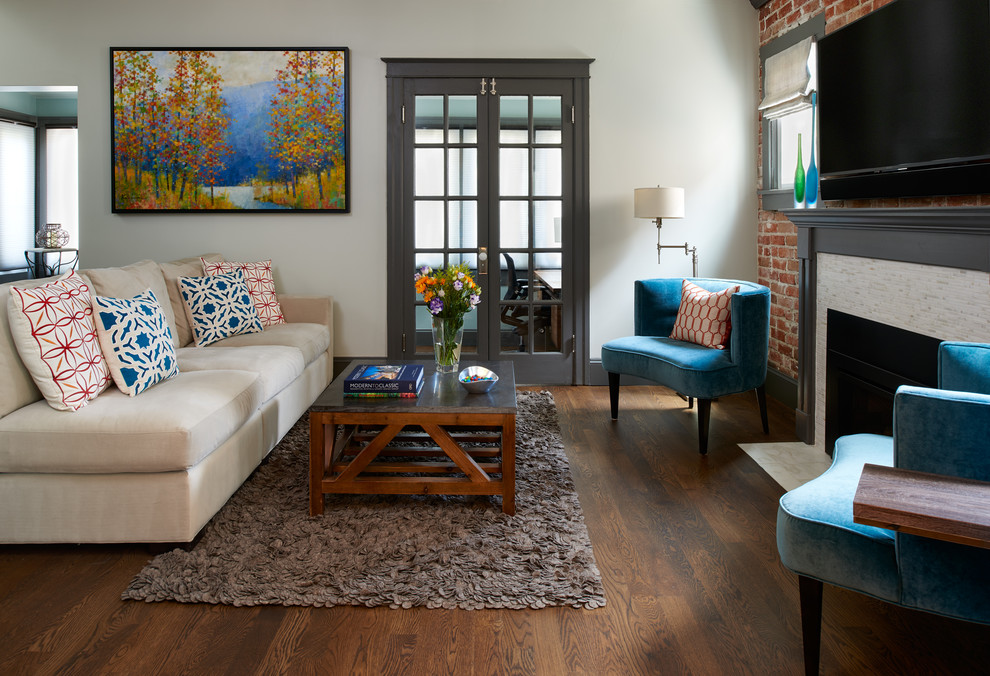 Kleines, Abgetrenntes Klassisches Wohnzimmer mit weißer Wandfarbe, braunem Holzboden, Kamin, Kaminumrandung aus Stein und TV-Wand in Denver