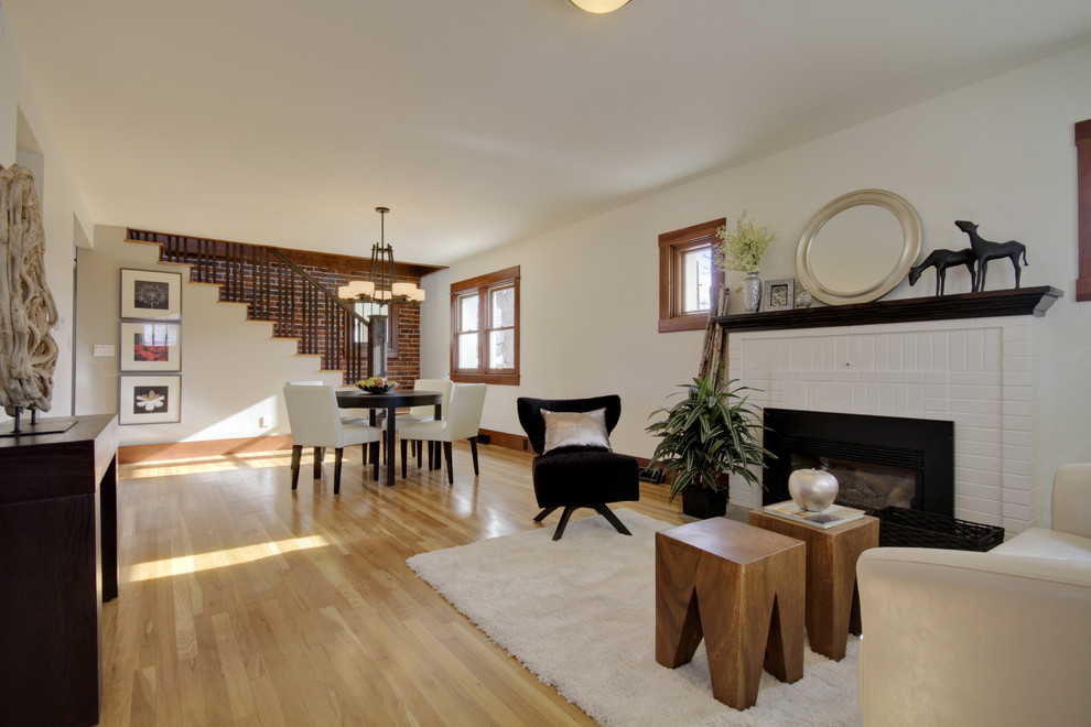 Mittelgroßes, Offenes Eklektisches Wohnzimmer mit beiger Wandfarbe, hellem Holzboden, Kamin, Kaminumrandung aus Backstein und braunem Boden in Denver
