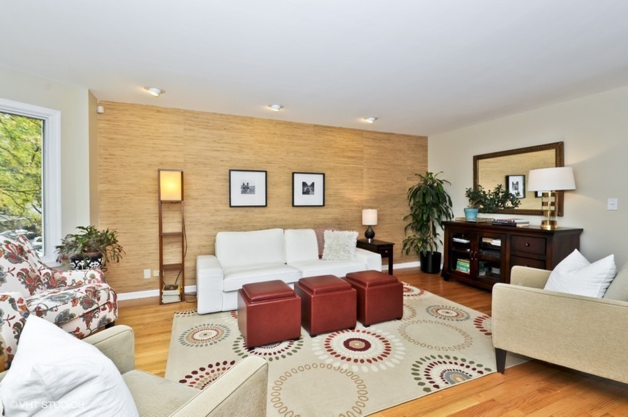 Idee per un soggiorno classico di medie dimensioni e chiuso con pareti beige e pavimento in legno massello medio