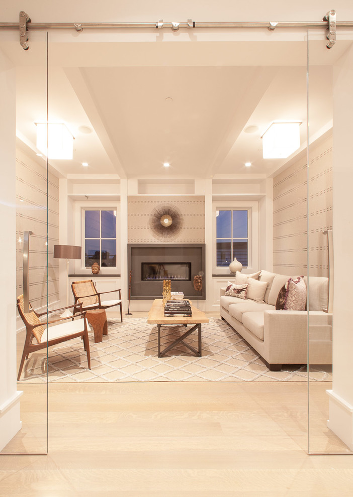 Modernes Wohnzimmer mit weißer Wandfarbe, hellem Holzboden, Kamin und Kaminumrandung aus Stein in Austin