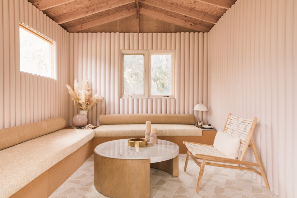 Foto di un soggiorno boho chic di medie dimensioni e chiuso con sala formale, pareti beige, pavimento con piastrelle in ceramica e pavimento beige