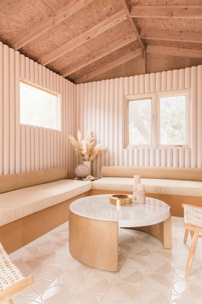 Cette photo montre un salon tendance de taille moyenne et fermé avec un mur beige, un sol en carrelage de céramique, un sol beige et poutres apparentes.