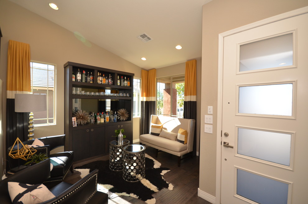 Esempio di un piccolo soggiorno minimal chiuso con angolo bar, pareti beige, pavimento in gres porcellanato e parete attrezzata