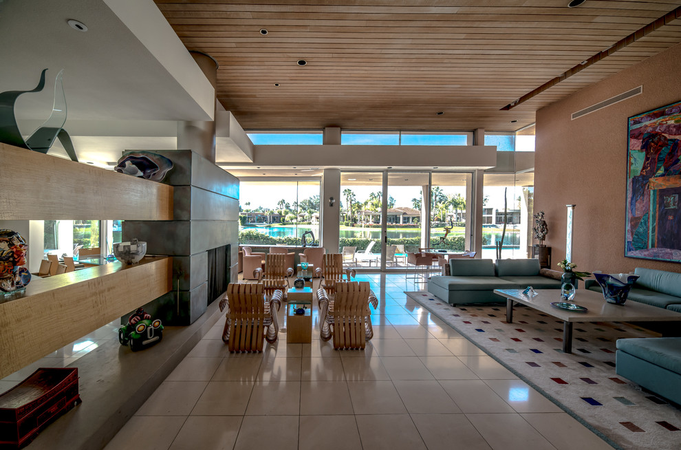 Großes, Offenes, Fernseherloses Modernes Wohnzimmer mit Kalkstein, Kaminumrandung aus Metall, brauner Wandfarbe und Kamin in Los Angeles