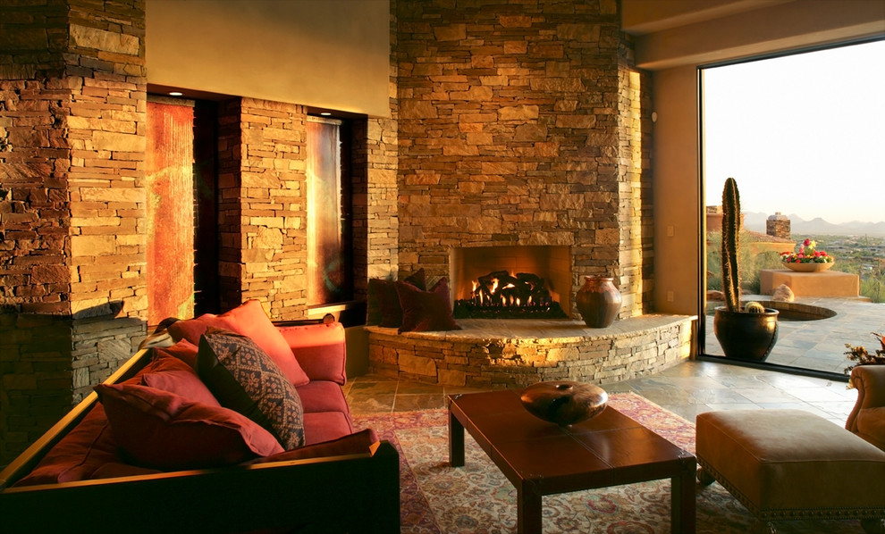 Cette photo montre un très grand salon tendance avec un mur vert, un sol en ardoise et une cheminée standard.