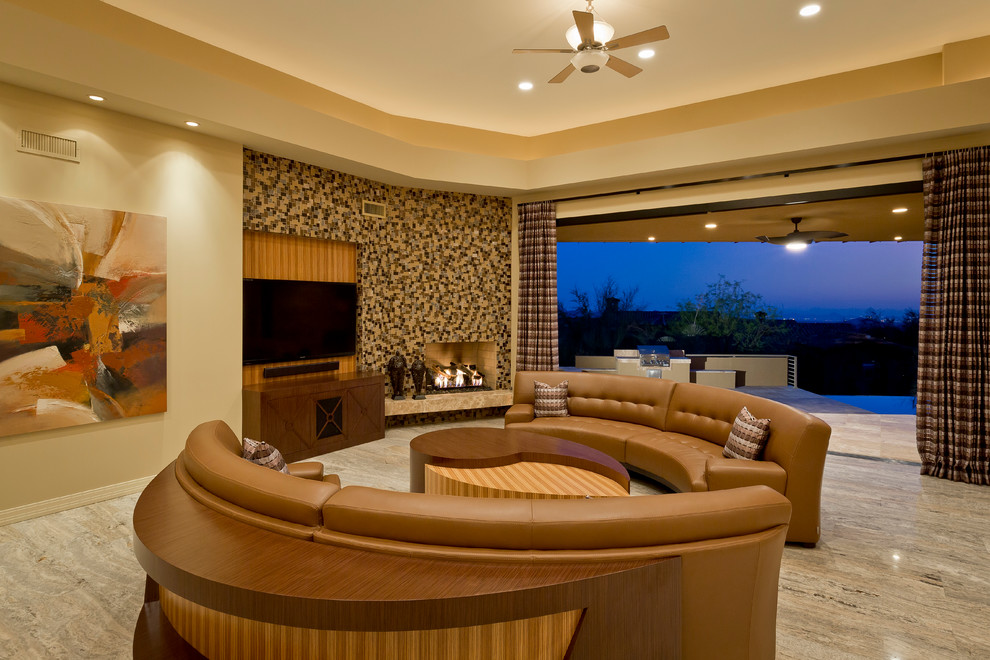 フェニックスにあるラグジュアリーな巨大なコンテンポラリースタイルのおしゃれなリビング (ベージュの壁、大理石の床、コーナー設置型暖炉、壁掛け型テレビ) の写真