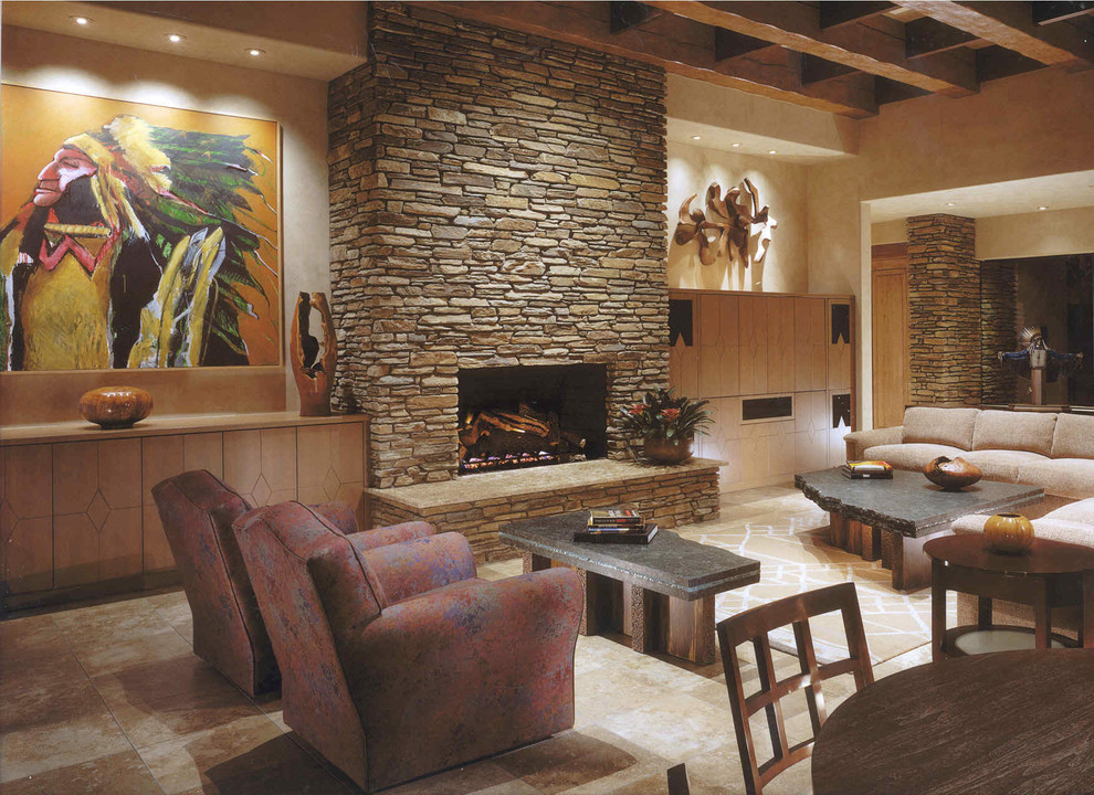 Exemple d'un grand salon sud-ouest américain ouvert avec une salle de réception, un mur beige, un sol en travertin, une cheminée standard, un manteau de cheminée en pierre et un téléviseur encastré.