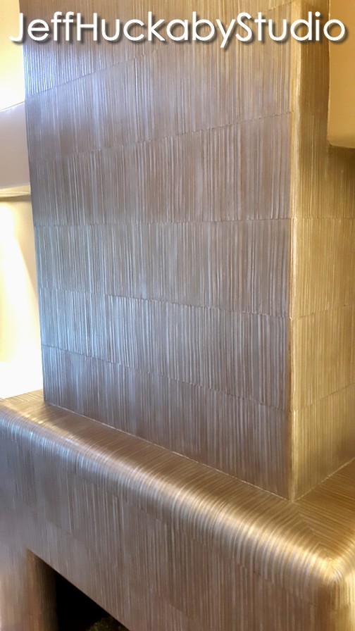 На фото: парадная, открытая гостиная комната среднего размера в современном стиле с серыми стенами без телевизора с