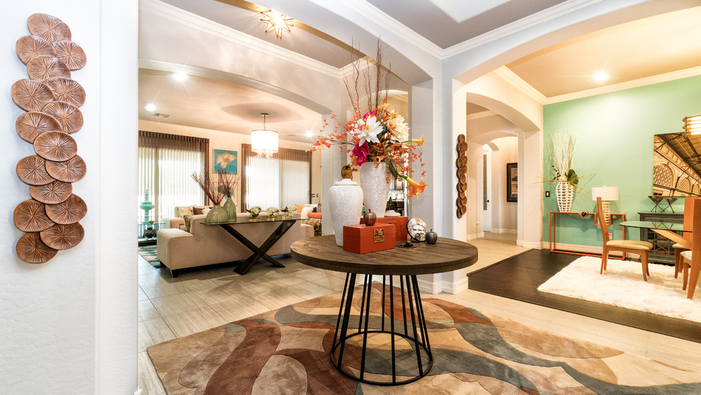 Immagine di un grande soggiorno design aperto con pareti beige, pavimento in gres porcellanato, TV a parete e pavimento beige