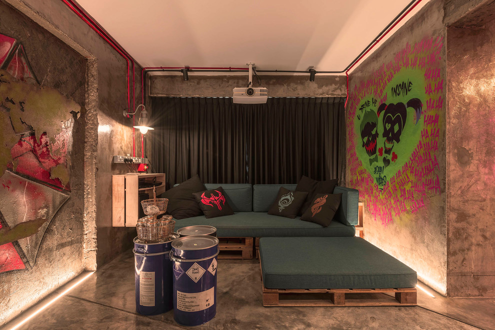 Industrial Wohnzimmer mit grauer Wandfarbe, Betonboden und grauem Boden in Singapur