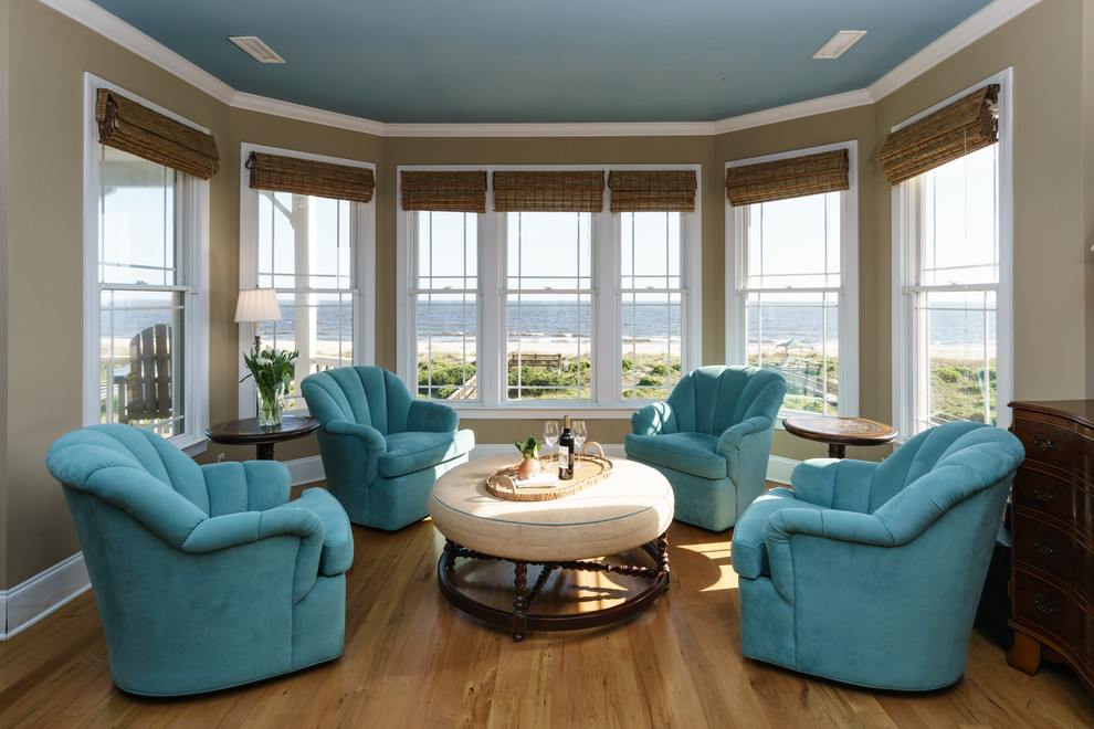 Immagine di un soggiorno stile marinaro con sala formale e pareti beige
