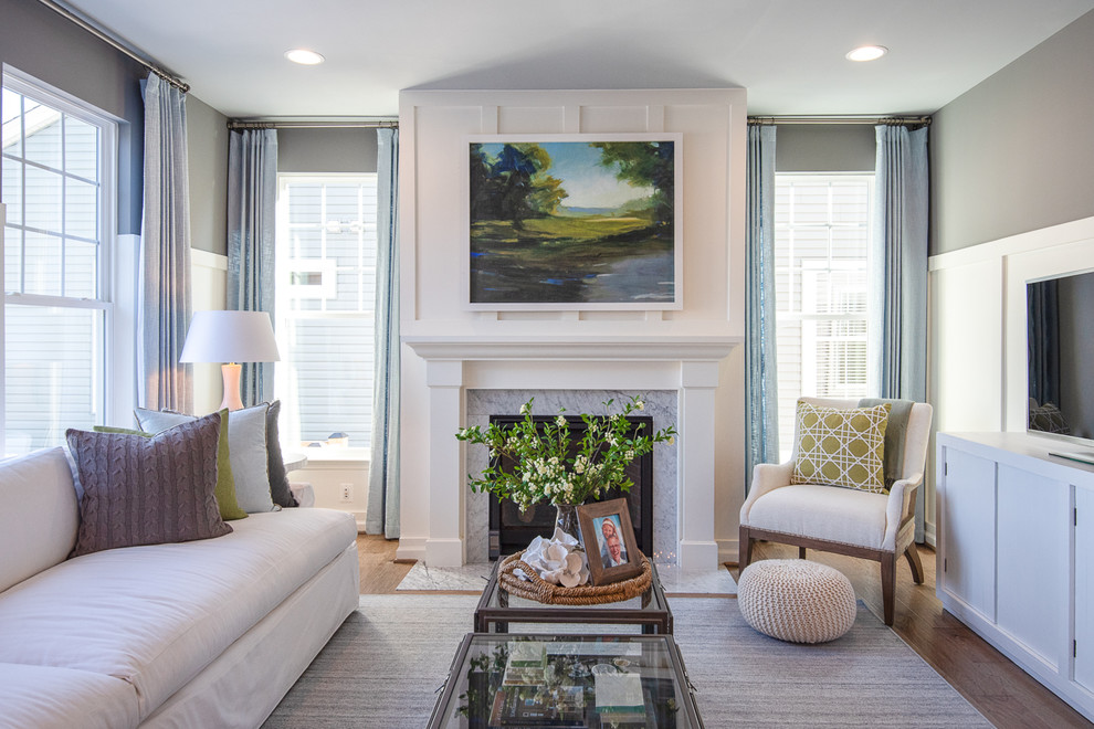 Источник вдохновения для домашнего уюта: гостиная комната в морском стиле с серыми стенами, паркетным полом среднего тона, стандартным камином, фасадом камина из камня, отдельно стоящим телевизором и синими шторами