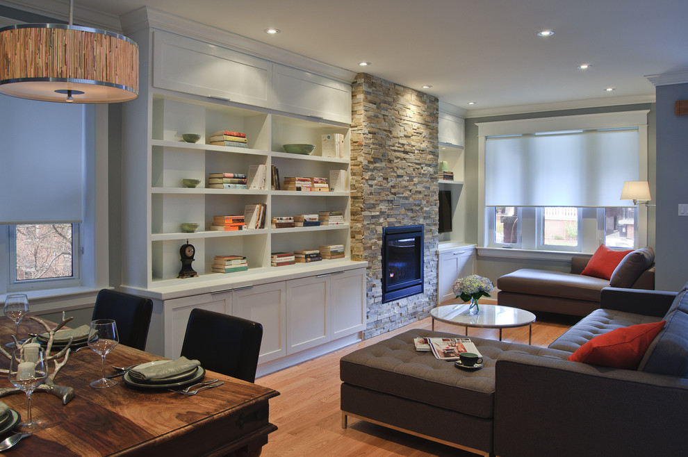Modernes Wohnzimmer mit Kaminumrandung aus Stein in Toronto