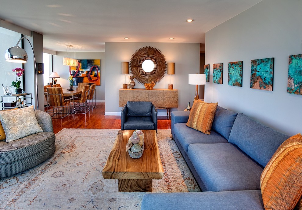 Mittelgroßes Modernes Wohnzimmer mit blauer Wandfarbe in Chicago