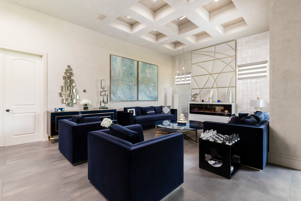 Modelo de salón para visitas abierto, actual, grande, sin televisor, con paredes grises, suelo de baldosas de porcelana, marco de chimenea de piedra, suelo gris y chimenea lineal