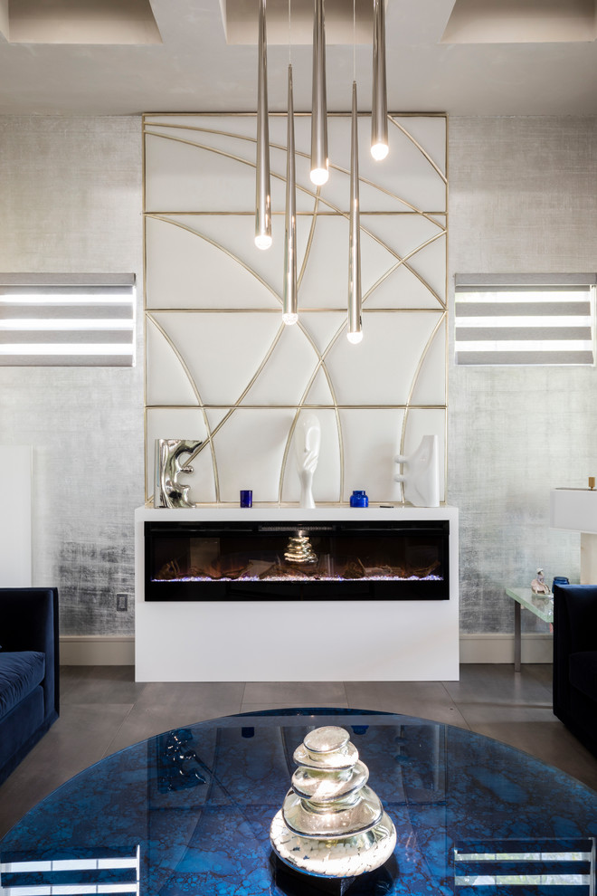 Cette image montre un grand salon design ouvert avec une salle de réception, un mur gris, un sol en carrelage de porcelaine, une cheminée standard, un manteau de cheminée en pierre et un sol gris.