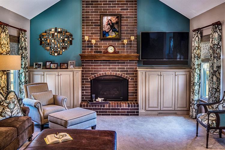 Mittelgroßes, Offenes Klassisches Wohnzimmer mit beiger Wandfarbe, Kaminumrandung aus Backstein, TV-Wand und Kamin in Kansas City